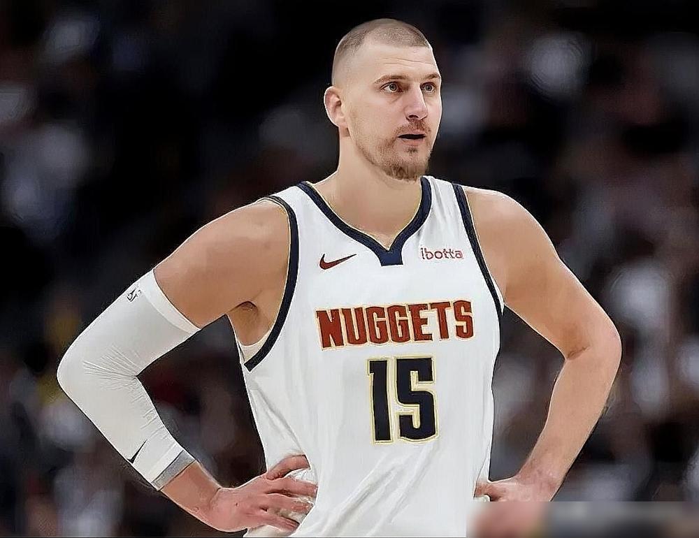 他说掘金全队防守都是纸糊的，还把约基奇和穆雷挨个点名。所有人都以为这小子疯了，等