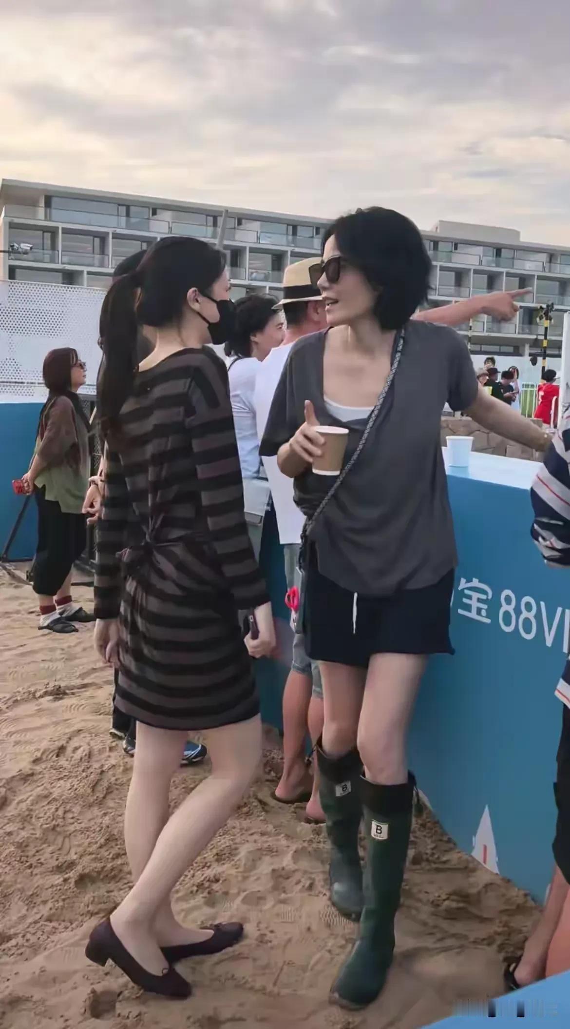 明星就是明星，王菲现身阿那亚，参加女儿演唱会，脚上穿着那双雨靴，不查价我以为得几