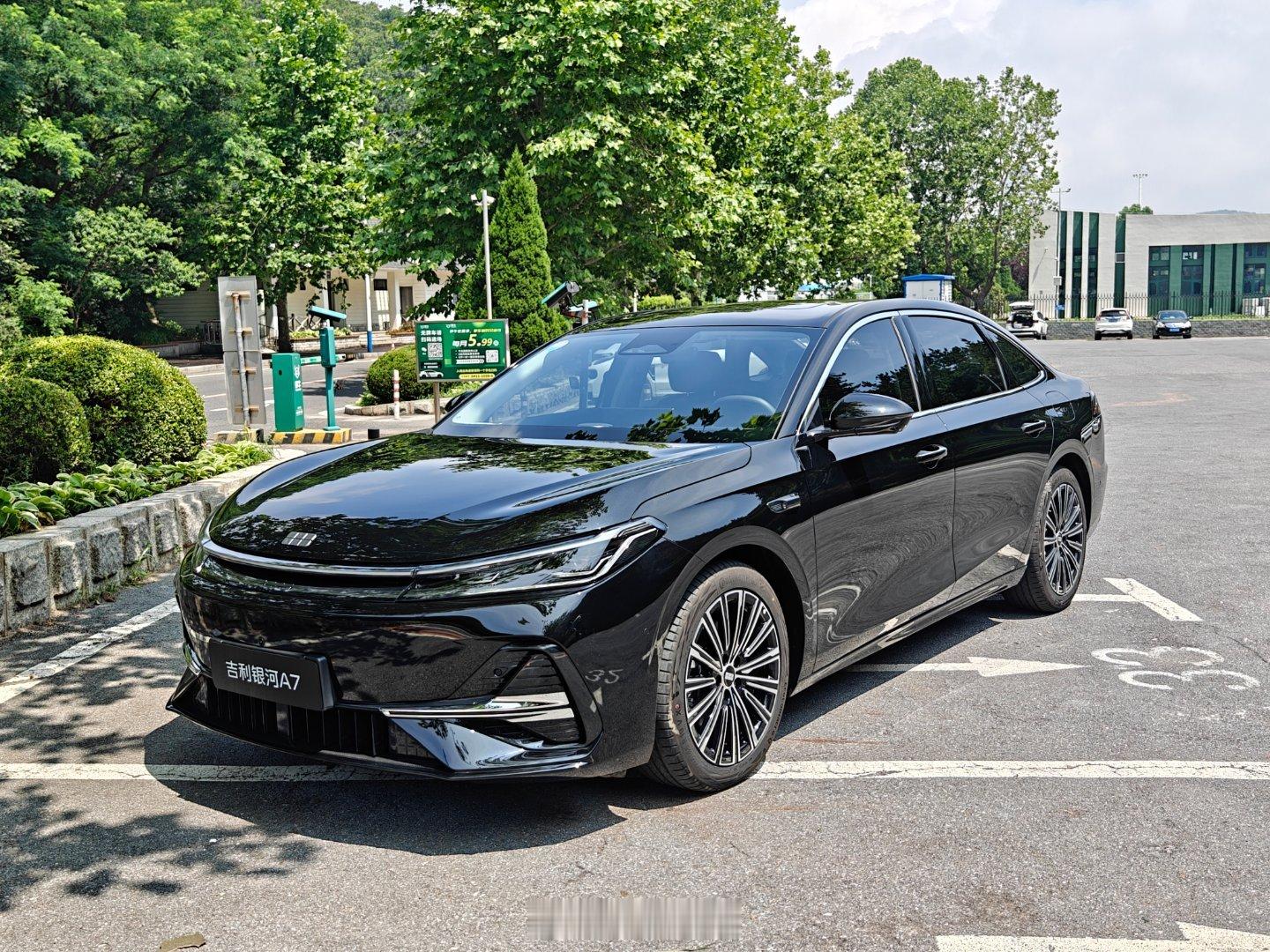 吉利银河A7，真的夸张，不到10万的车有当年B级车的尺寸和空间​​​