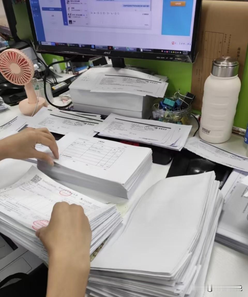 车间文员是个单亲妈妈，这次劳动合同快到期了，部门层面倾向不续约，原因就是家里的事