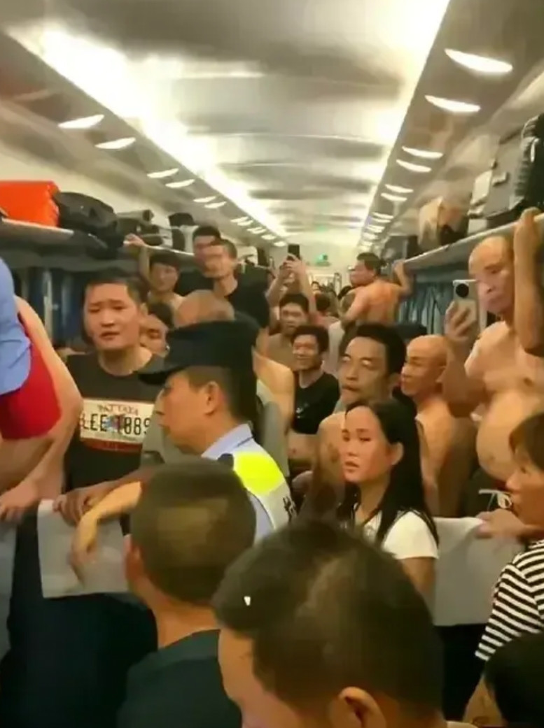 列车内到底什么情况下才能达到启动应急预案的标准，乘客可不可以破窗，这是一个专业性