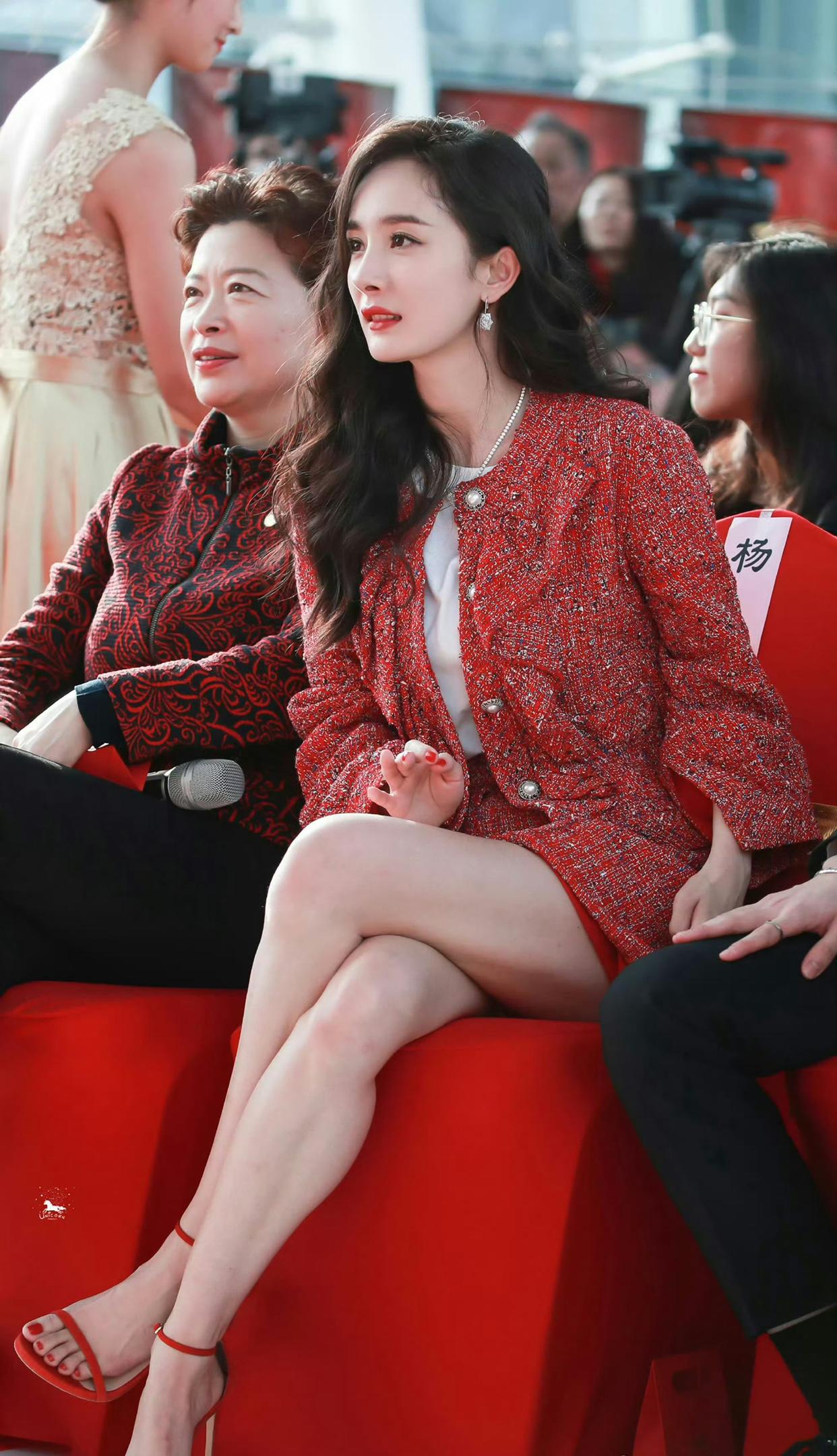 这不漂亮啥叫漂亮，以前总觉得杨幂是靠穿搭是氛围美女，直到看到她春晚彩排的照片