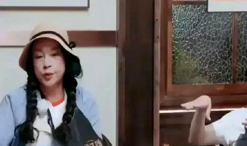 刘嘉玲把话筒递到叶童嘴边问老公在哪。叶童一句“各过各的”，我就关掉了视频