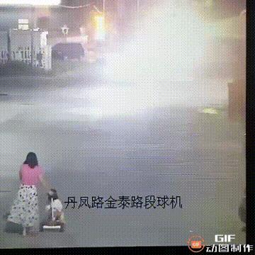 简直就是悲剧！8月30日，广东一位母亲带着孩子出门，期间她一边玩手机一边推着手推
