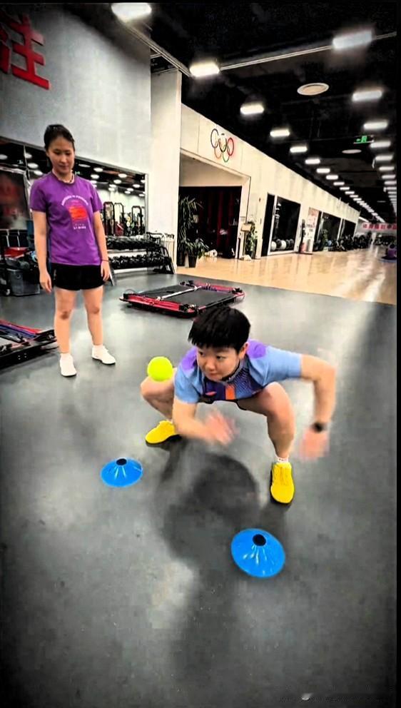 人生果孙颖莎开年第一训，挑战新年的第二个冠军。孙颖莎训练时做甩手的动作又萌又