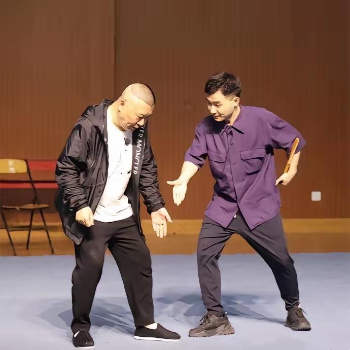 【郭德纲这个举动注定自己的成就，网友直呼不红没道理！】近日，由郭德纲领衔，陶阳