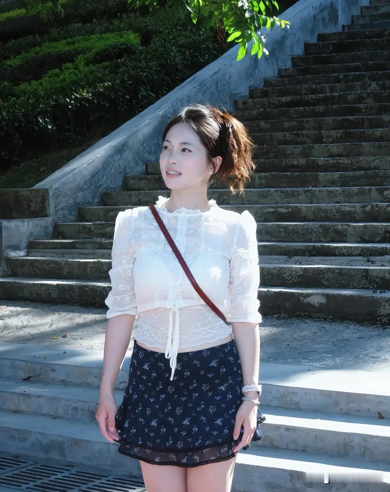 公园偶遇的夏日心动阳光勾勒侧颜，温柔了时光。一瞬回眸，世界仿佛定格