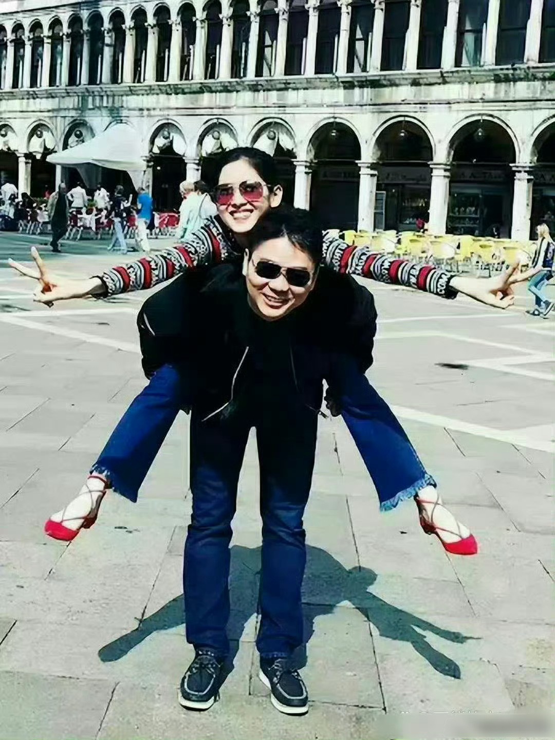 这会的刘强东三十八岁，章泽天十八岁，刚认识不久啊