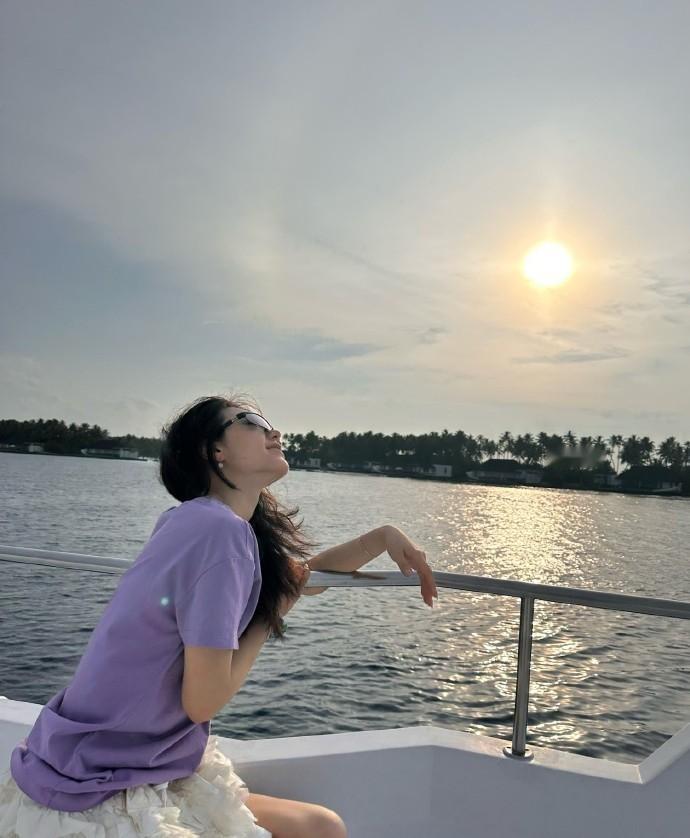 赵今麦泳衣素颜也很美的宝宝！！透过照片都能感受到蓬勃的生命力，麦麦有在认真的享