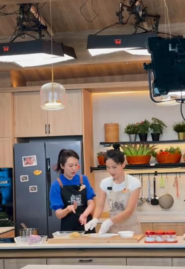 启东“二喜”一年多前在南京参加一档美食节目的录制，那个时候她应该还没有跟她的“永