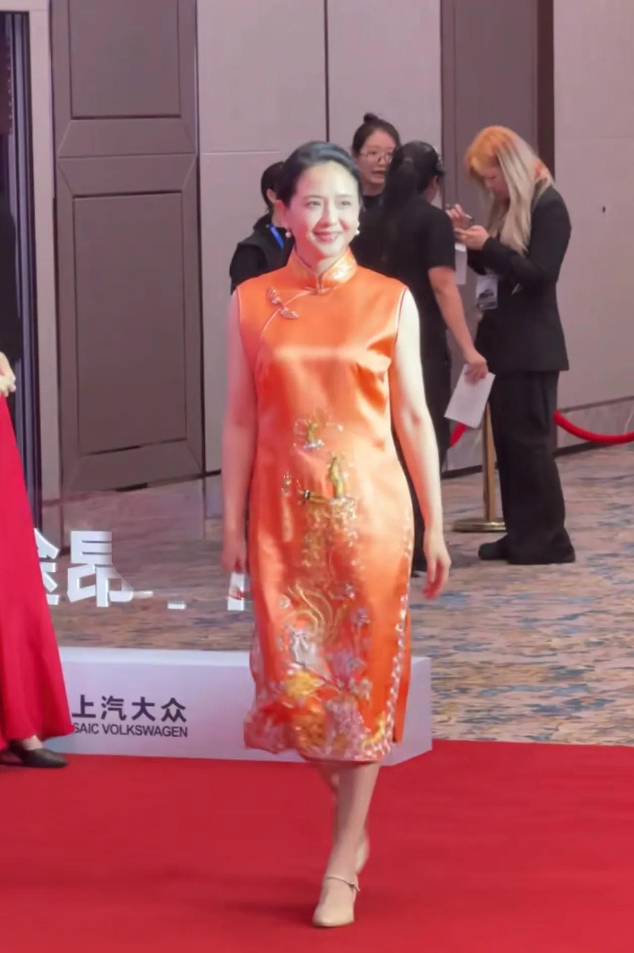59岁陶慧敏红毯惊艳众人，优雅气质力压“不老女神”赵雅芝？当陶慧敏身着一袭橘色