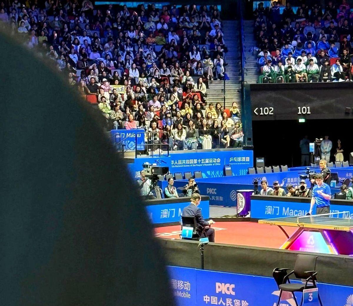 最近樊振东和王楚钦的那场乒乓球比赛，真是惊心动魄！樊振东面对王楚钦和他的智囊团，