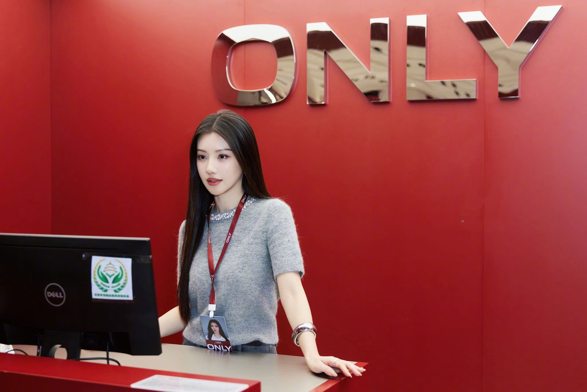 王鹤润今日北京线下活动路透美成啥了，这生图好有冲击力的美貌！一整个移不开眼～被王