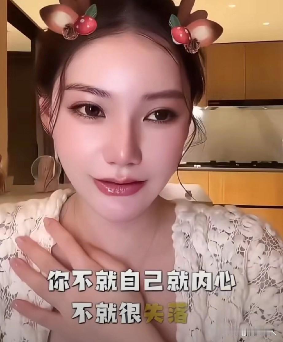 ​​​马筱梅挺着马上就要临盆的大肚子，在抖音直播。她就坐在那儿，一边啃着草莓，一