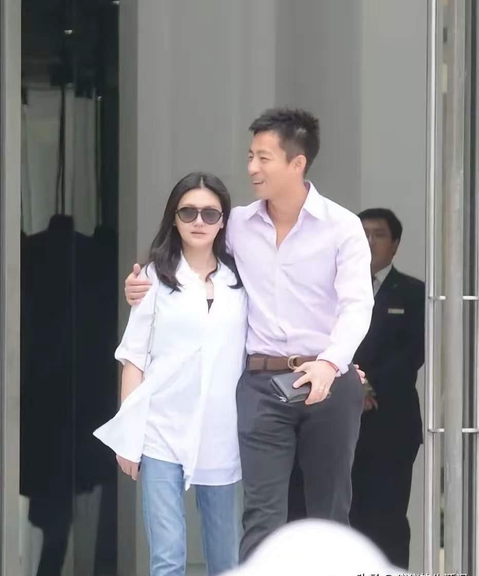 大S眼里的疲惫，比当年汪小菲身边所有的奢侈品加起来，都更有说服力。你发现没有？