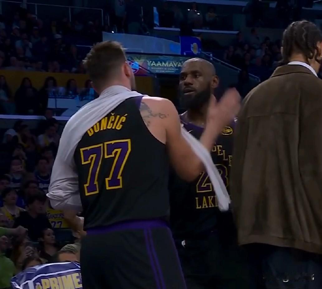 独一档的存在！东契奇谈詹姆斯：“勒布朗挺身而出。”“最后还上演了扣篮秀。