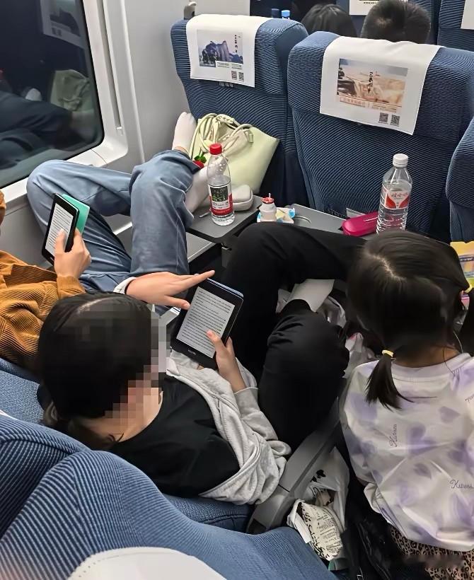 老没老样，小没小样，这样的素质和家教能培养什么样的孩子可想而知，上梁不正下梁歪