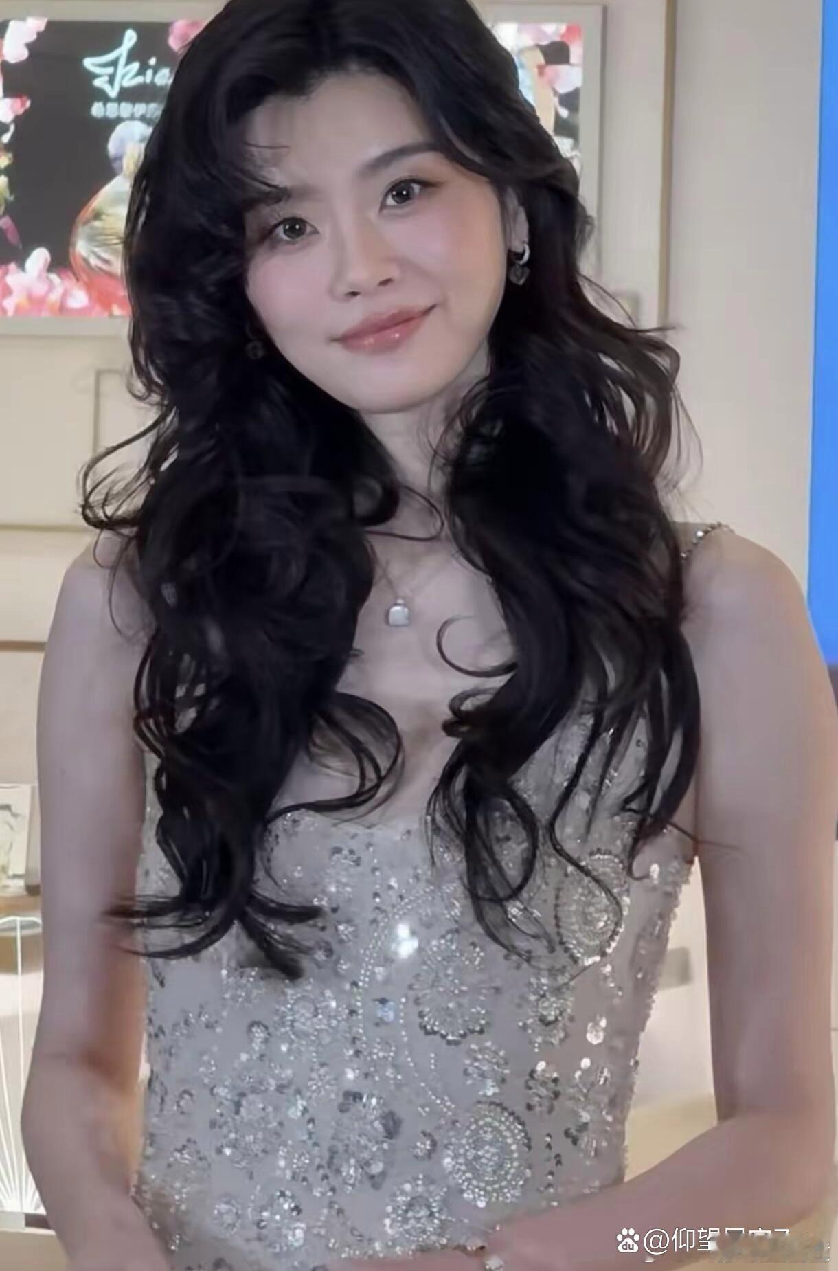 奚梦瑶北京芭莎活动近照，面相都变了！身材依旧能打！不愧是超模