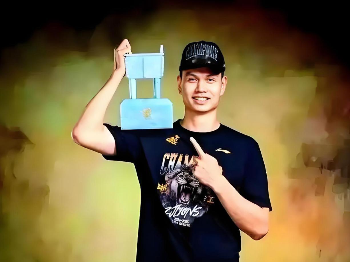 不退役，CBA第一“恶汉”找到了新东家！上赛季，对于CBA第一“恶汉”许钟豪而