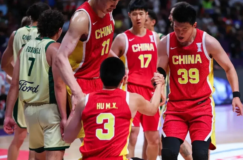 输了1分不算什么，看最后压哨打铁后胡明轩笑了、郭士强也笑了，看澳洲主教练主动找胡