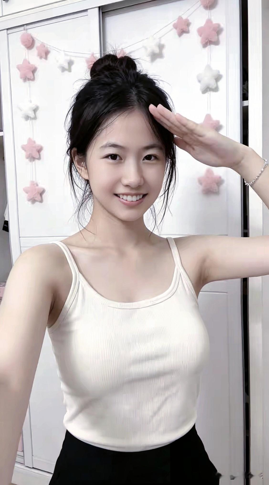 宅家的甜系碎片，丸子头+白背心，元气和可爱都满格啦～美女的美丽瞬间分享靓丽美照