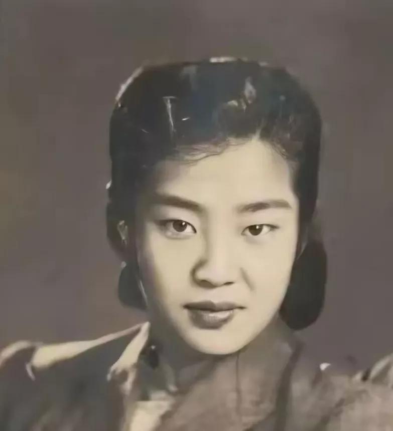 目睹丈夫阵亡，她悲愤交加，为了不让丈夫的遗体落入敌手，她端起机枪，对着冲上来的鬼
