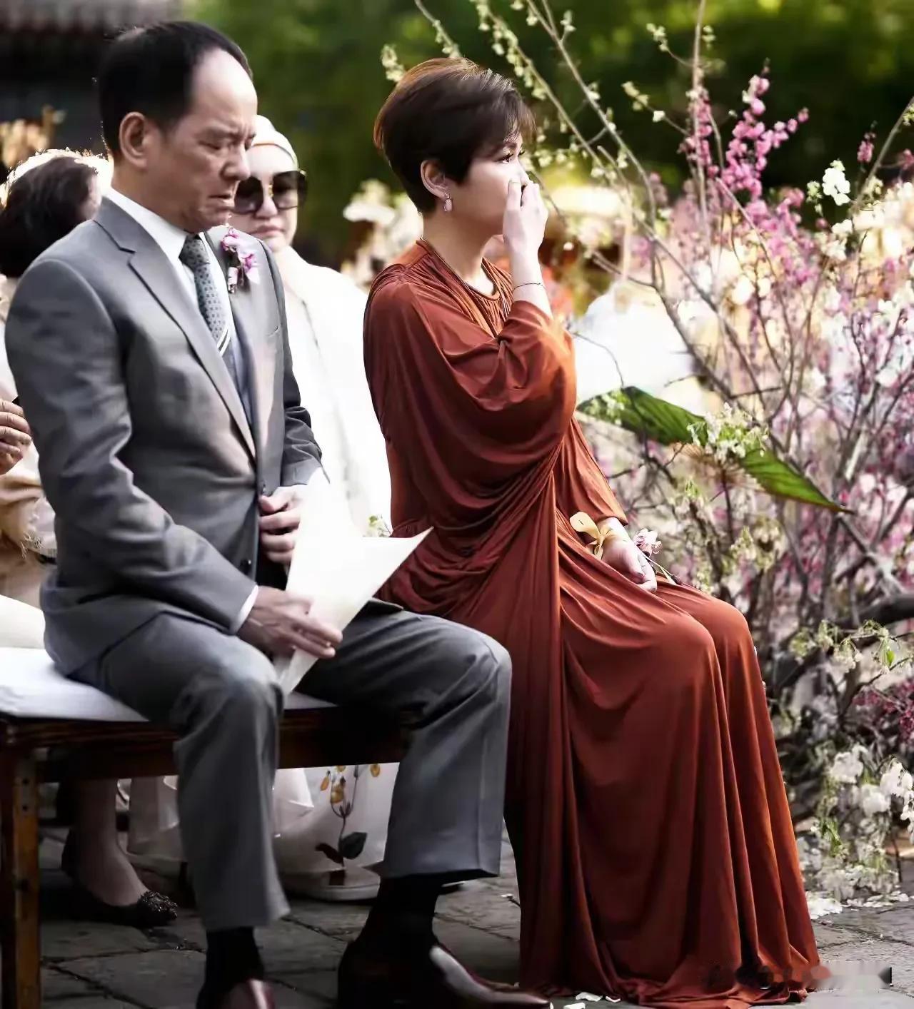 婚礼现场，马晓梅父母和张兰坐在台下潸然泪下。这些泪水里，藏着太多复杂心绪——曾看