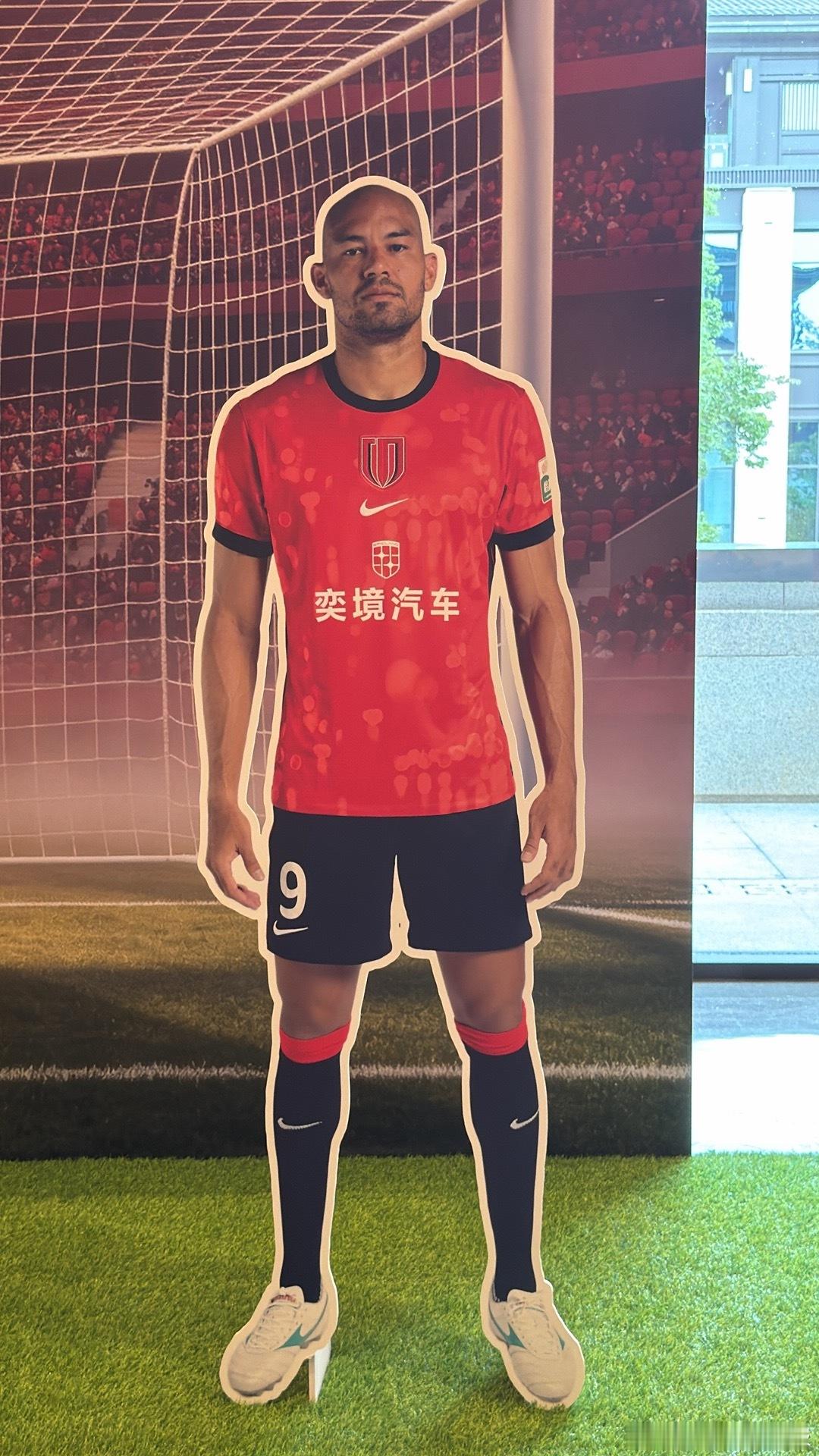 成都蓉城的球衣胸前搭上奕境汽车还是挺好看的(图片来自球迷群，侵删！)成都蓉城中超