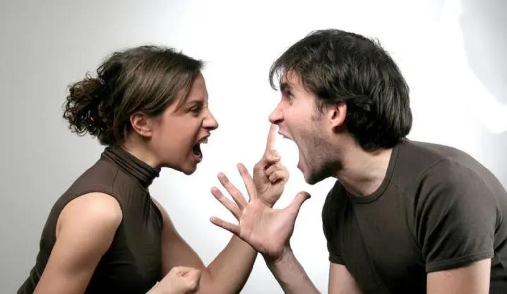 夫妻吵架时提离婚，宛如平静湖面突起惊涛，心会被狠狠揪起，满是伤心。那些激烈言辞似