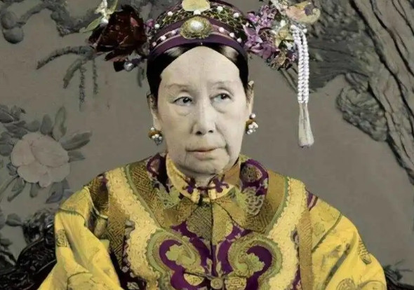 慈禧每次洗澡后，只留李莲英1人伺候。而房间里不时传出喊痛，一位小宫女偷掀帘子，这