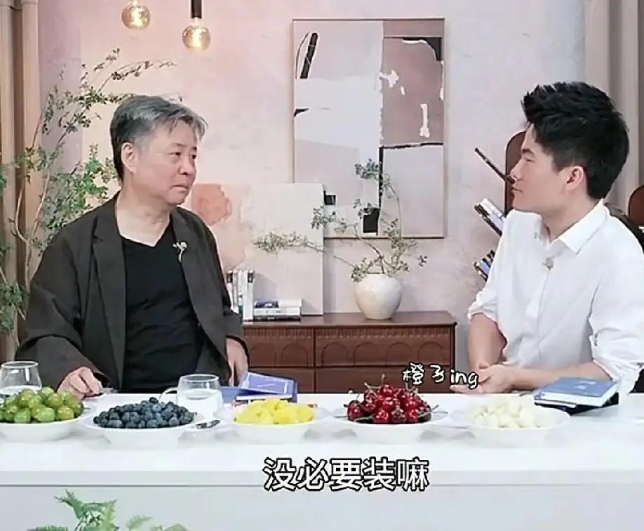 终于，余华说出了那句话现在没人欺负你了董宇辉在旁边愣了一下，没说话，但眼神里