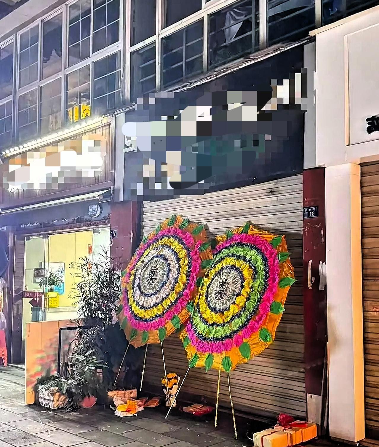 这些人真是脑子有泡吧，成都流浪哈士奇被砍伤这事，居然有人给店家送花圈，难道这
