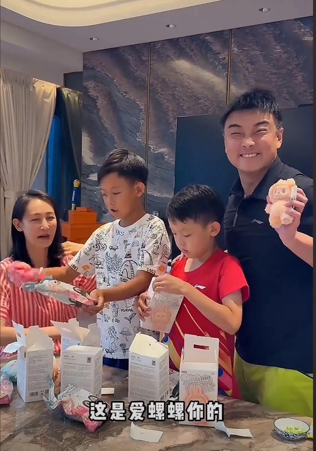 太喜欢王皓家的家庭氛围了，一家四口可以在一起玩女巫游戏，可以一起拆开箱labub