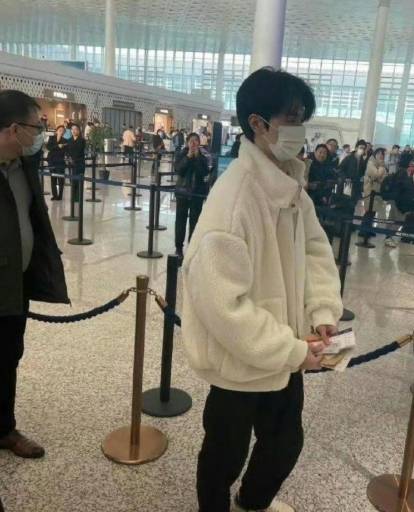 论拍摄角度的重要性，直观感受，不然一米九的林一都能被拍成一米五​​​