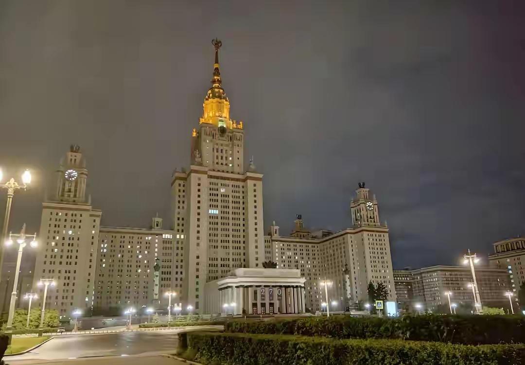 凌晨三点，莫斯科郊外的公寓里，一个老头对着电脑屏幕发呆。邻居敲门问他咋还不睡。他