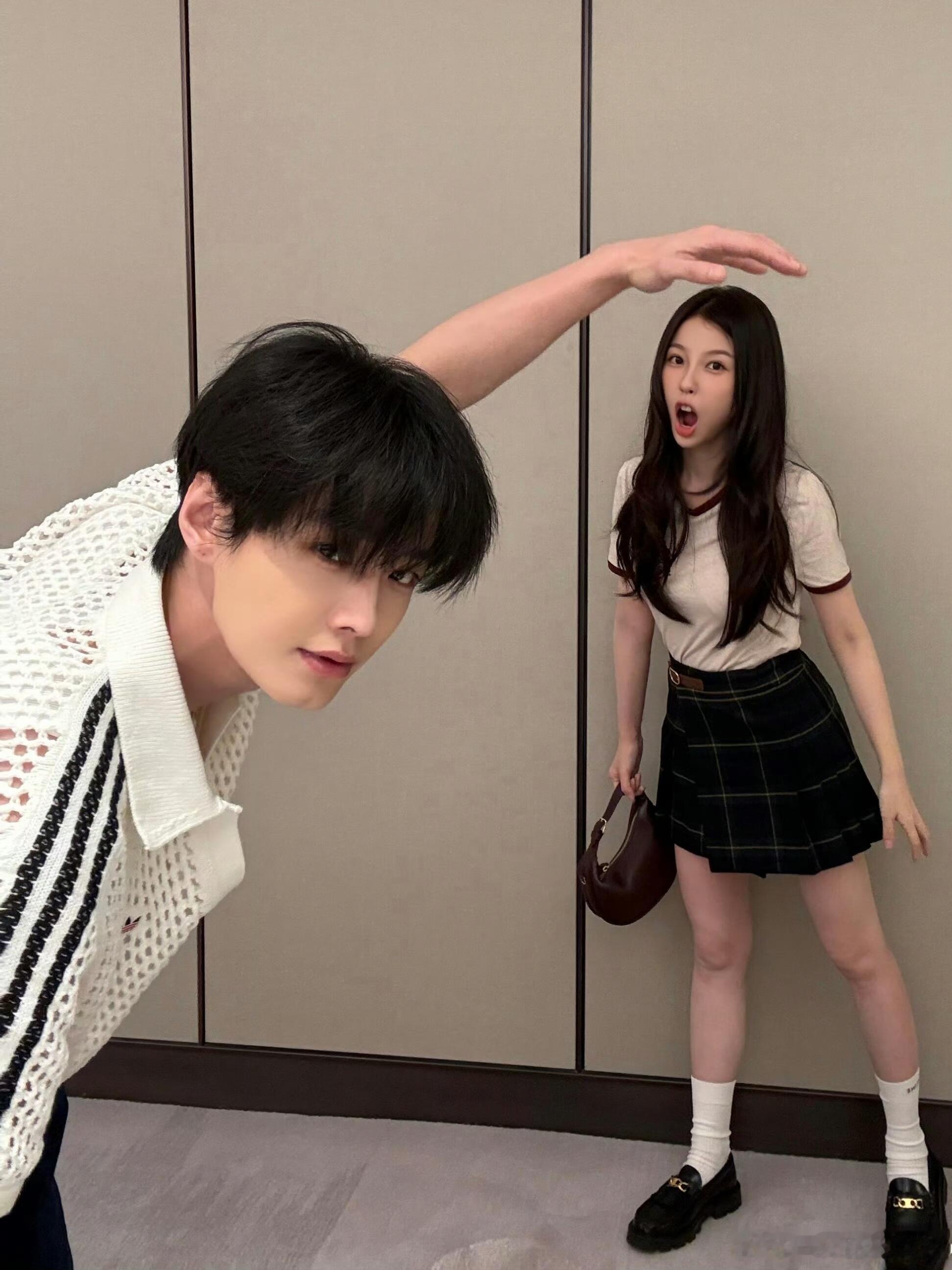 虞书欣好会拍❗这两天喷涌的物料使我幸福！每张朝朝暮暮的双人合照都是情侣拍照模板，