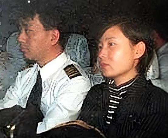 1998 年，国航机长袁斌只因不满分房制度，携妻子登机，劫持载有 95 名乘客的