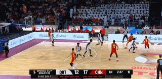 中国男篮球星杨瀚森真是太强硬了！在今天中国男篮客场挑战卡塔尔男篮的比赛中，当时比