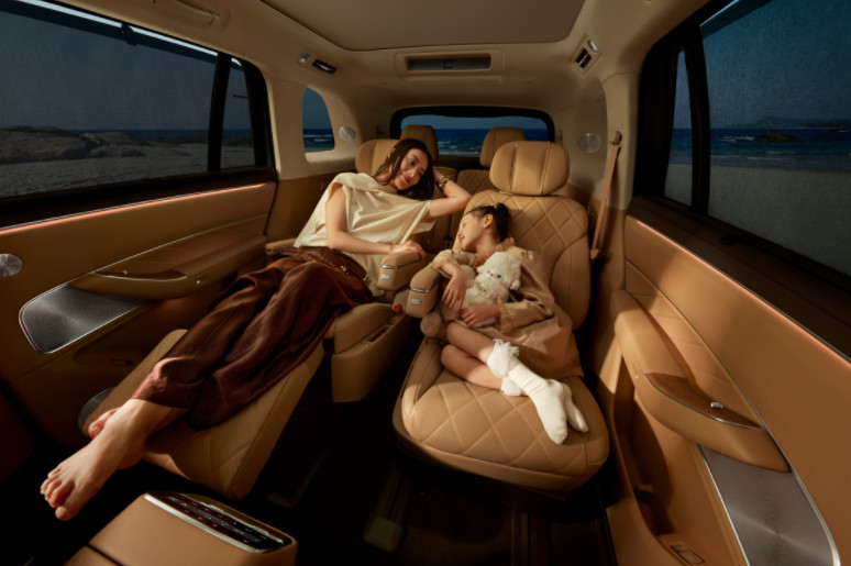 问界M8焕新版这次座舱健康再升级！创新可吸附降解材料，让长时间坐在车里都不会有那