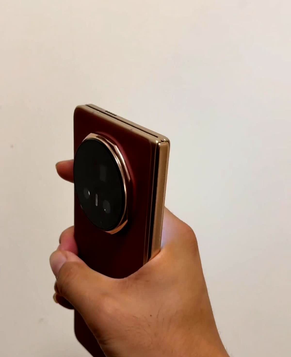 今年的折叠屏机皇就先颁给荣耀MagicV5了。展开厚度4.1毫米，只比1