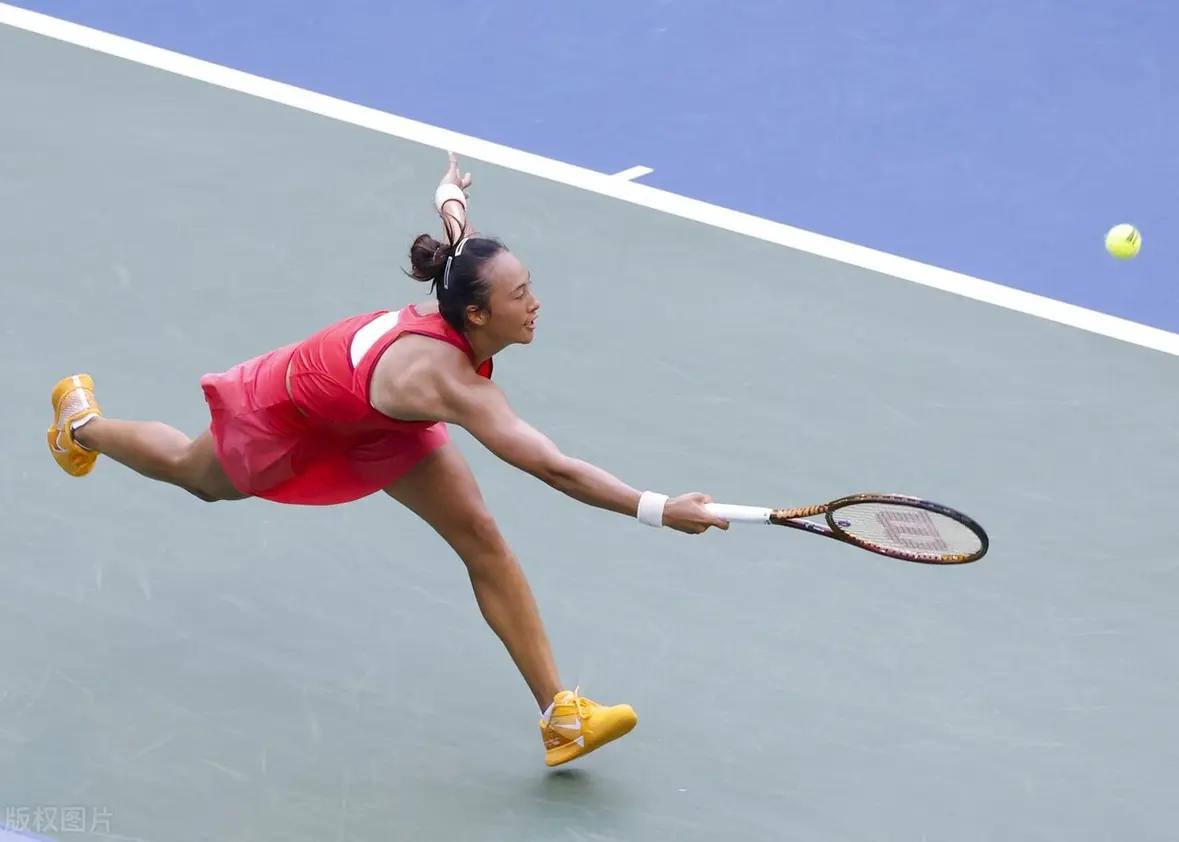 0-2惜败！郑钦文倒在世界第一拍下：输了比分，却赢走了所有掌声迈阿密凌晨的