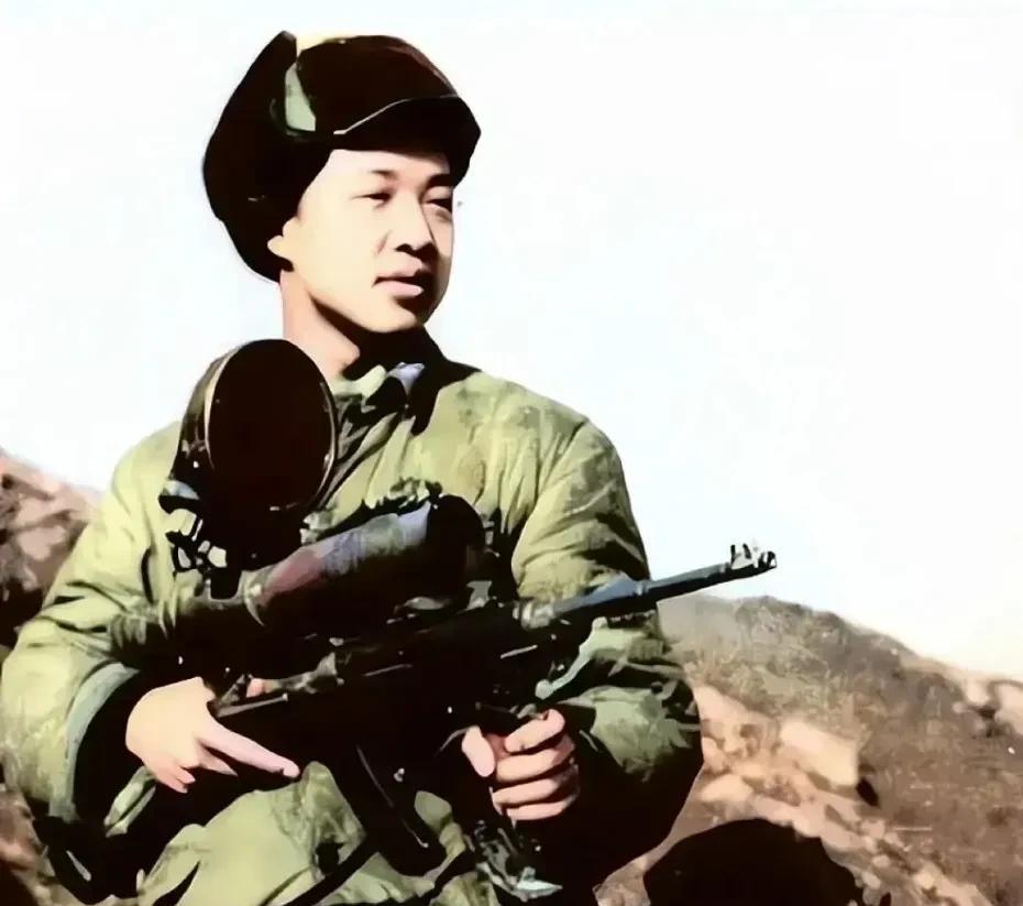 抗美援朝战争期间，一位志愿军战士正在阵地上展示战斗中缴获的一件美制新式步枪，只是