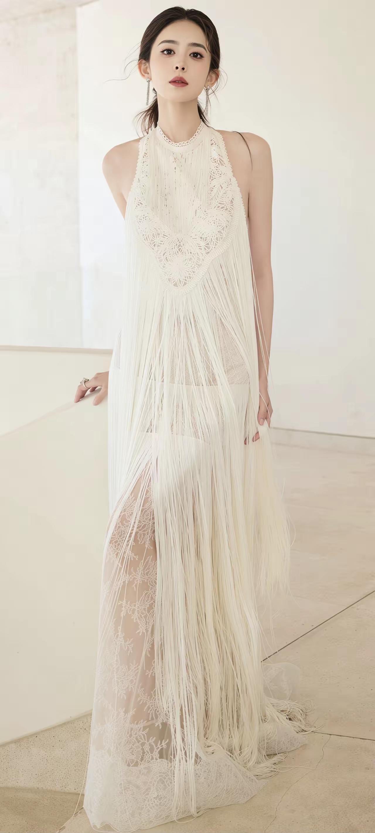 古力娜扎，米白流苏织就浪漫肌理，蕾丝勾勒温柔轮廓，于光影间绽放优雅与灵动，每一帧