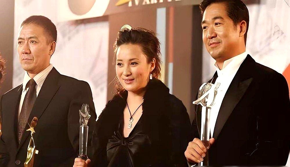 张国立满脸堆笑略显局促，旁边的李幼斌却站得像根钉子，眼神冷得能飞出刀片。这张老照片一被翻出来，网友的