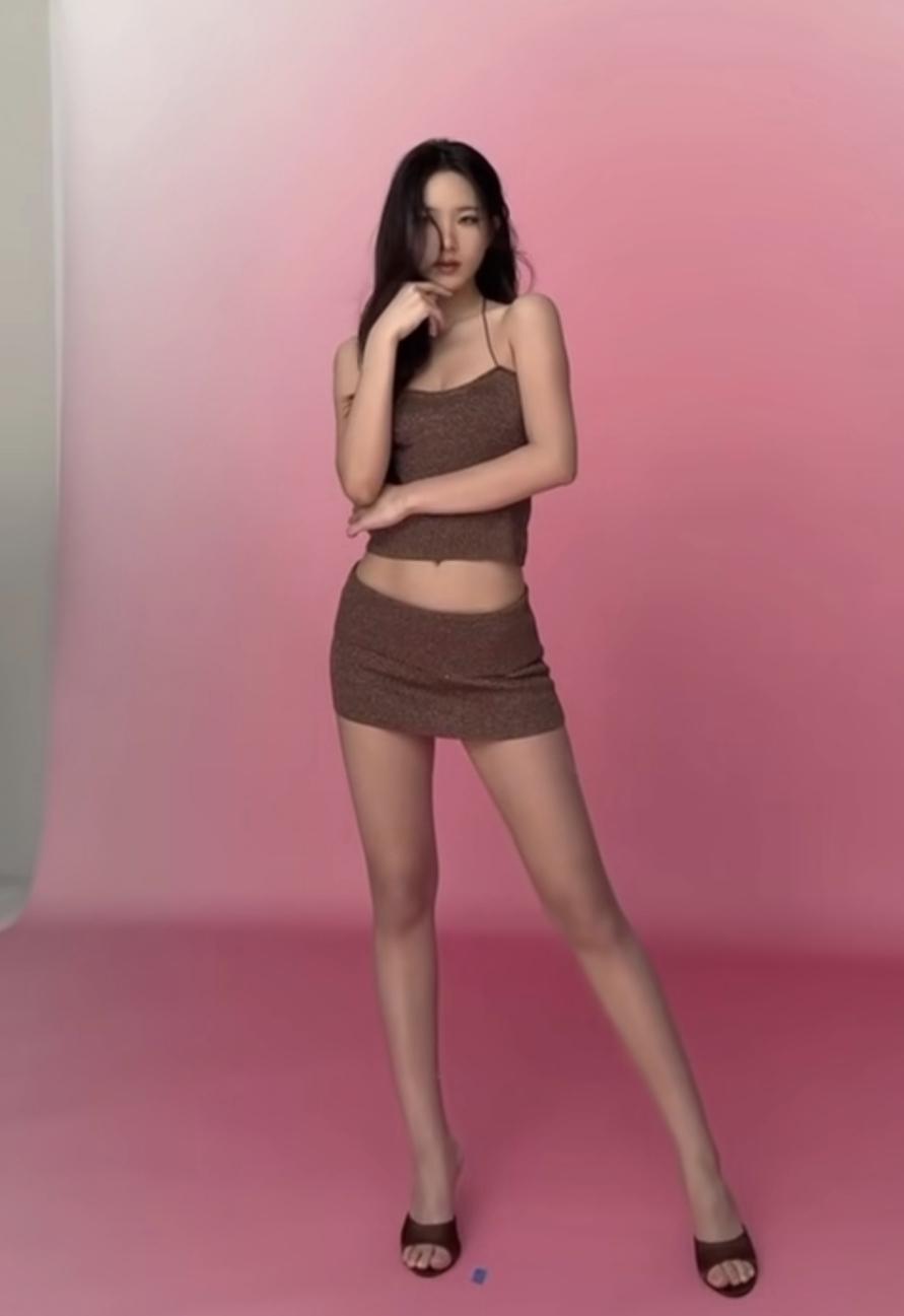 小S的大女儿跟二儿女，已经有了明星的特质，这身材简直绝了！直接是遗传了她二姨大