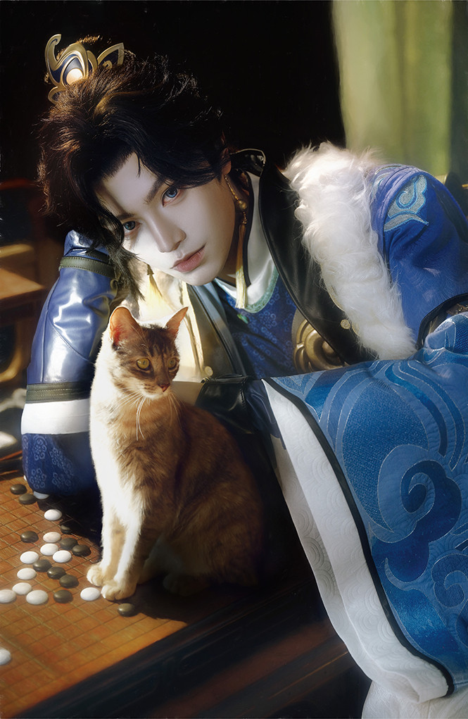 孙权下棋逗猫的可爱动作真的很贴虎塑，像一只在外面凶狠打猎回到家会舔人的小脑斧[打