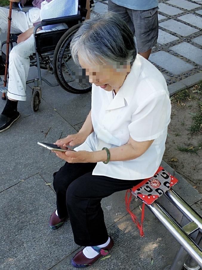 “路走窄了？”上海，小伙送快递时认识了一独居八旬老太，对方看他嘴甜，又总帮忙，竟