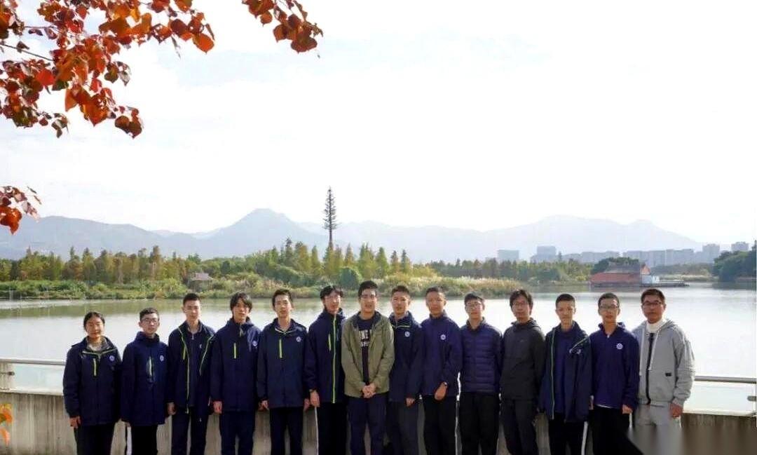 刚看到个消息，有点恍惚。温州中学，全国信息学奥赛，11个人拿了一等奖。你猜猜