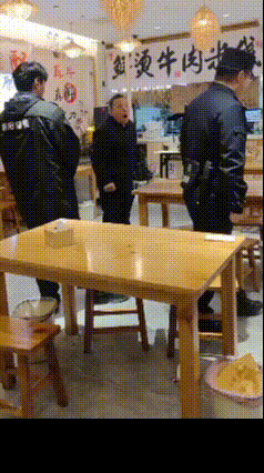 米线老板：男子结账了之后就出门了有十多分钟，店员就把他的碗给收拾了，后面他又来店