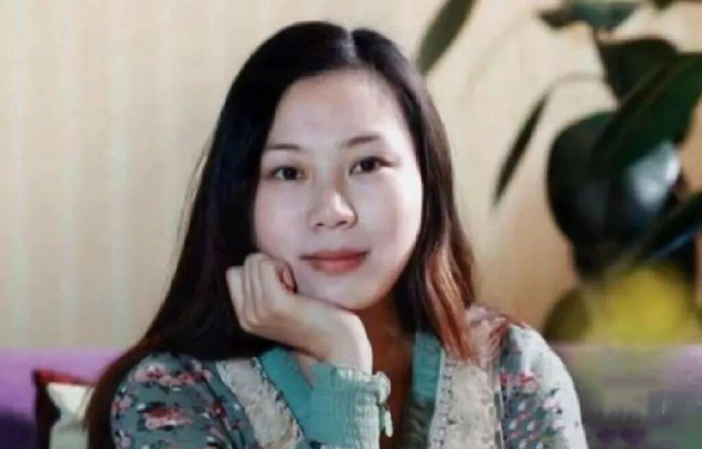 《甄嬛传》里，导演郑晓龙大刀一挥，删掉了一个秀女的戏。这个秀女，就是作者流潋紫